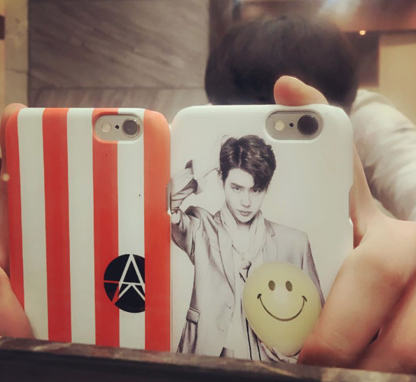 Lee Jong Suk Reveals A Familiar Face On His New Phone Case