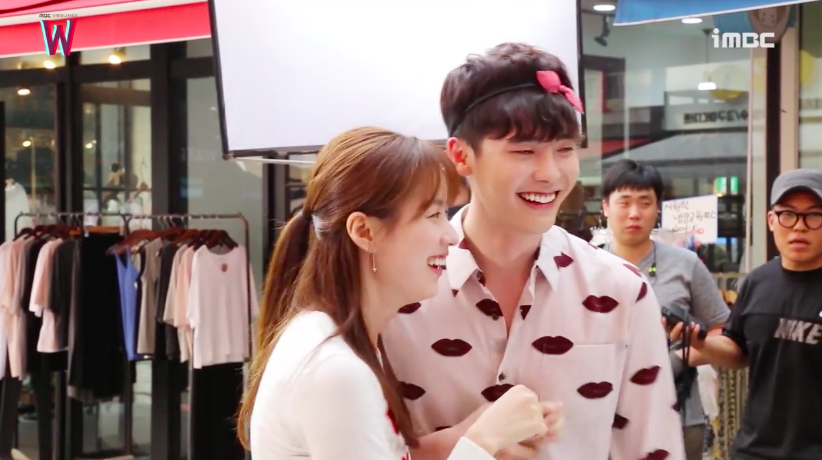 Watch: Han Hyo Joo Teases Lee Jong Suk For Blushing Behind The Scenes Of 'W'