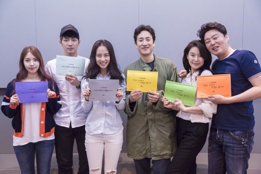 Song Ji Hyo, Lee Sun Gyun, And Cast Can't Stop Laughing At JTBC Drama Table Reading