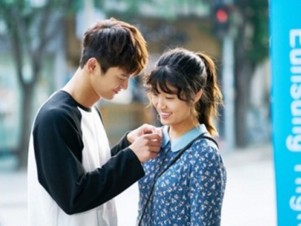 'Shopping King Louie' Cast Is All Smiles In Behind-The-Scenes Images