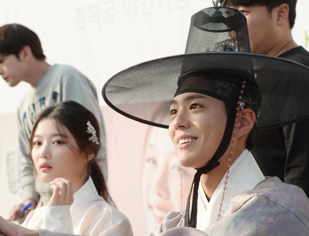 Park Bo Gum Is Adorably Apologetic When He Can't Accept Fan Gifts