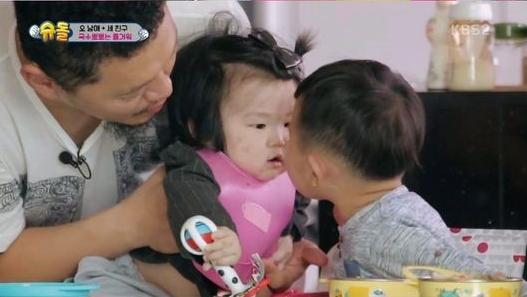 Daebak Attempts A Noodle Kiss With YDG's Daughter Joy On 'The Return Of Superman'