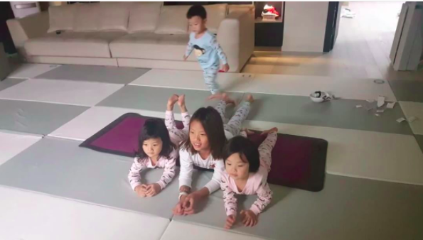 Daebak And His Sisters Work Their Muscles In Adorable Exercise Routine