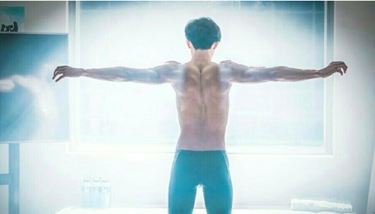 Nam Joo Hyuk Reveals His Swimmer's Body In New 