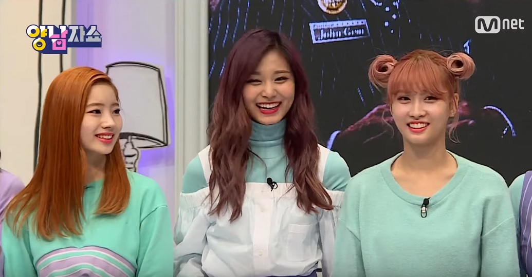 Dahyun (kiri), Tzuyu (tengah), Momo (kanan)