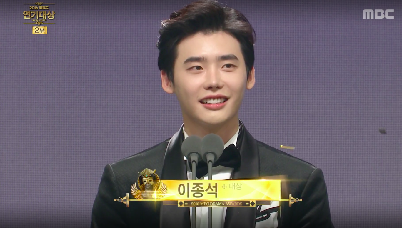 Lee Jong Suk Expresses Thanks For Award And Explains Short Acceptance Speech