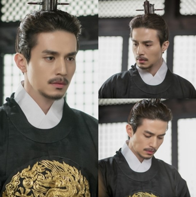 Lee Dong Wook Wears Traditional Robes For Upcoming Episode Of tvN's 'Goblin'
