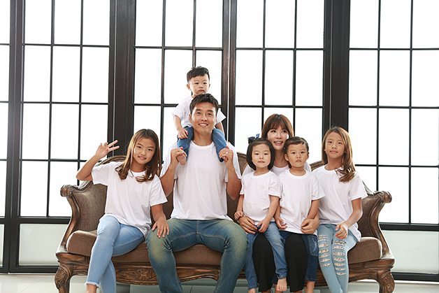 Daebak's Mother Lee Soo Jin Posts Message To Users Impersonating Her Family Online