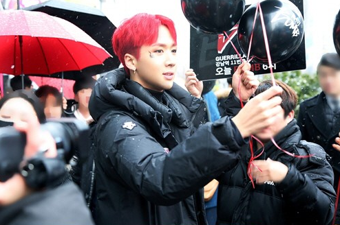 VIXX's Ravi Holds Guerrilla Concert To Promote His Solo Album