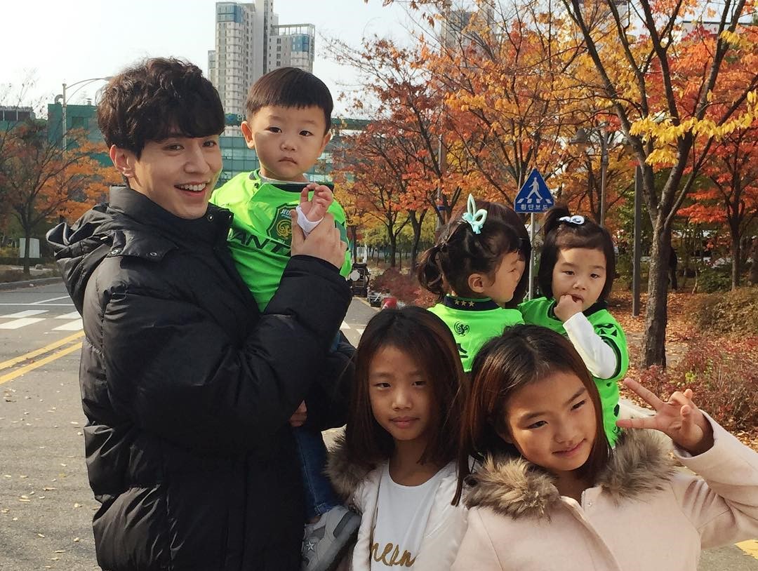 'Goblin' Releases Behind-The-Scenes Clips Of Lee Dong Wook's Reunion With Daebak And Sisters