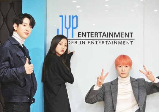 GOT7's Jinyoung, BLACKPINK's Jisoo, And NCT's Doyoung Meet For First Time To Prepare For 'Inkigayo'