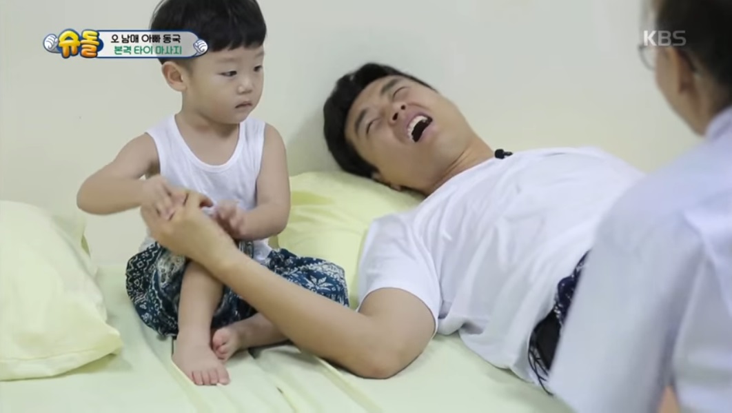 Daebak Bursts Into Tears When Lee Dong Gook Pretends To Be In Pain