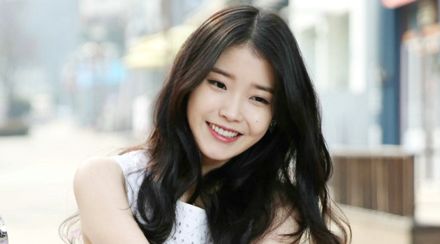 IU Donates To Alma Mater's Scholarship Fund