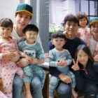 Lee Dong Wook Reunites With Daebak And His Family, And Daebak Shows His Love For Him On “The Return of Superman”