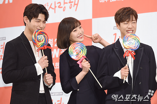 Red Velvet's Joy Reveals How Lee Hyun Woo And Lee Seo Won Playfully Stay In Character As Love Rivals