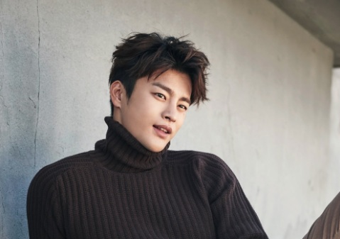 Seo In Guk Bids Farewell To Fans With Photo Of His Military Buzz Cut