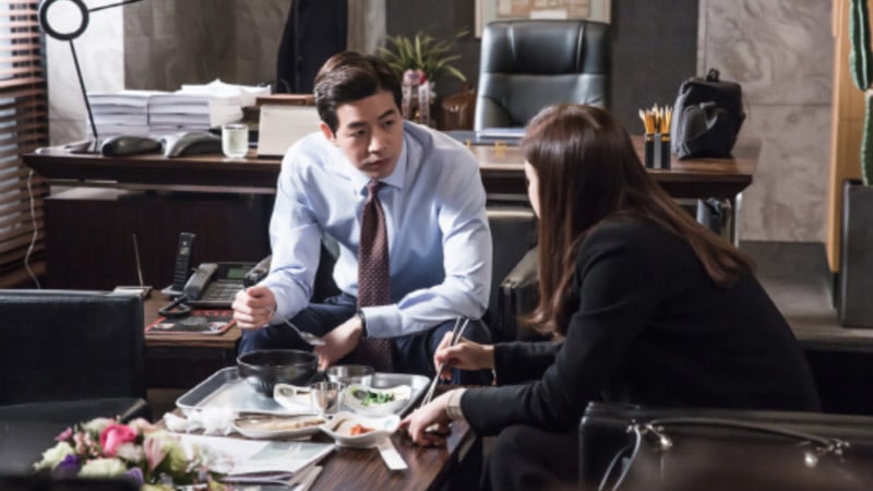 New Stills From 'Whisper' Show Lee Bo Young And Lee Sang Yoon Looking Closer Than Ever Before