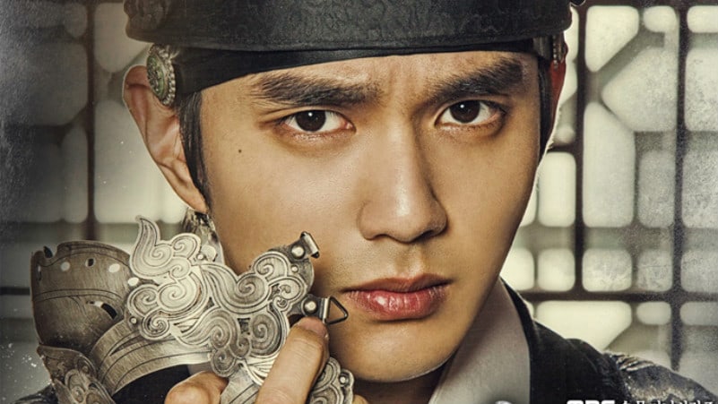 Yoo Seung Ho Is Looking Scholarly In New Stills For 'Ruler: Master Of The Mask'