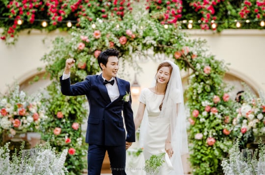 Actress Yoon So Yi And Musical Actor Jo Sung Yoon Tie The Knot In Beautiful Springtime Wedding