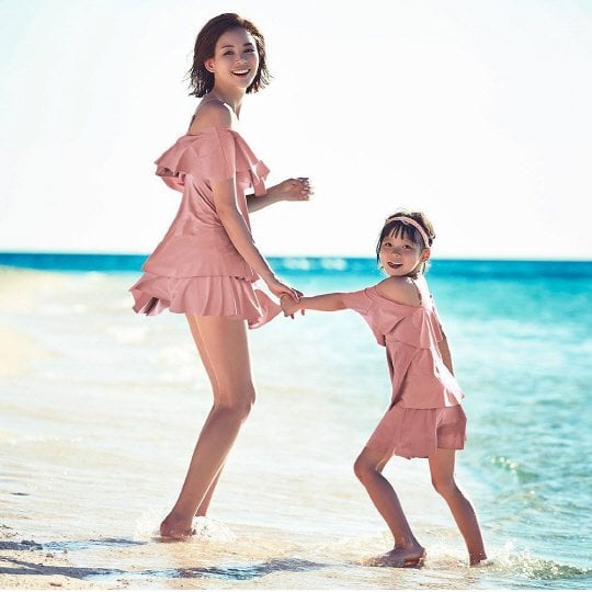 Choo Sarang And Her Family Are All Smiles In Summery Photo Shoot By The Beach