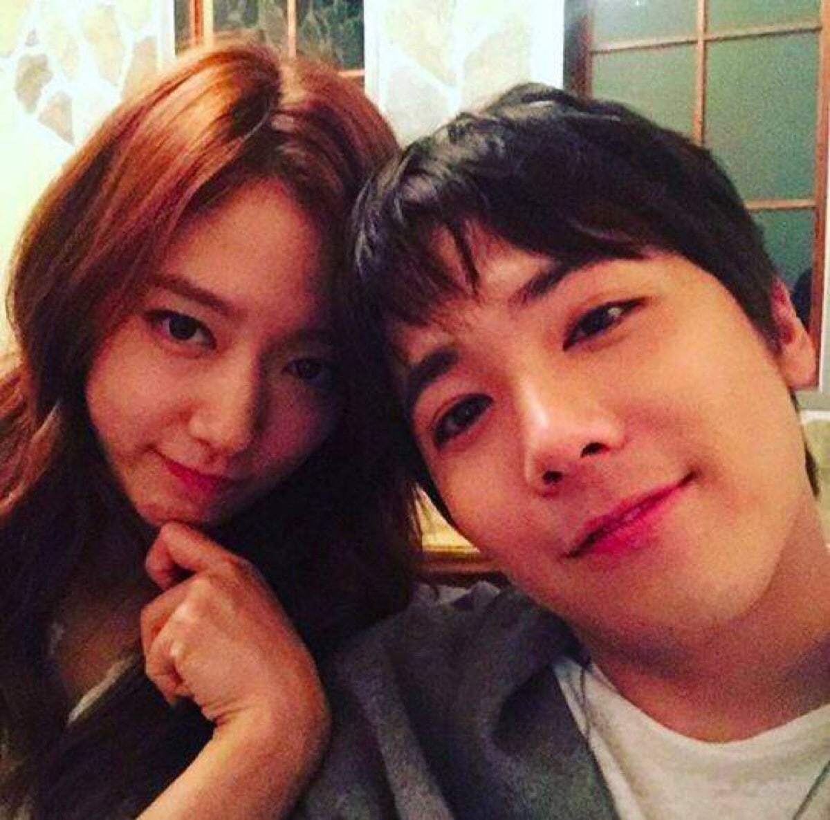 Park Shin Hye Adorably Shows Support For FTISLAND's Lee Hong Ki