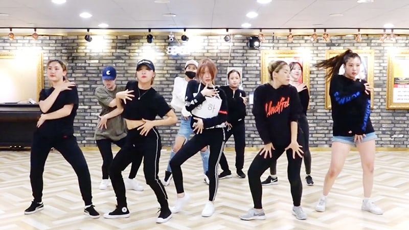 Watch: Kim Chungha Slays In Dance Practice Video For 'Why Don't You Know'