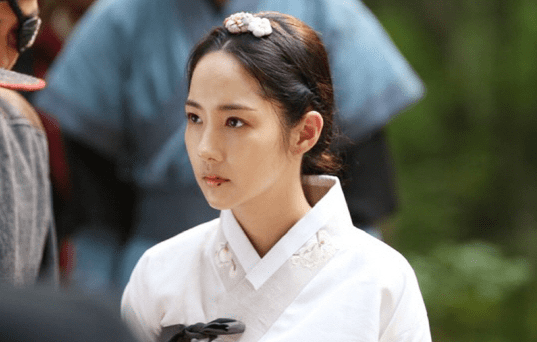 'Queen For 7 Days' Teases Rising Tensions In Latest Stills Featuring Park Min Young
