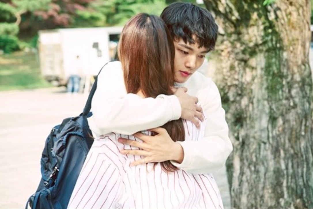 Yeo Jin Goo And Gong Seung Yeon Share A Hug For A Change In Atmosphere In 