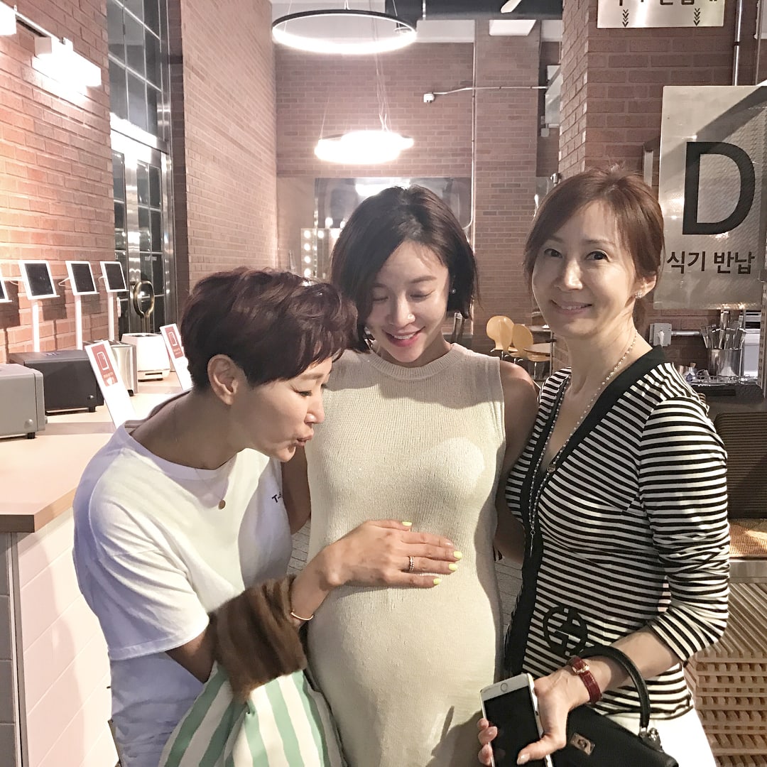 Hwang Jung Eum Is A Happy And Gorgeous Soon-To-Be Mom In New Photos