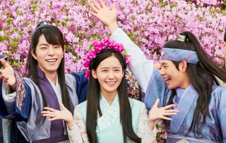 “The King Loves” Reveals Stills Of Main Actors Showing Off Adorable