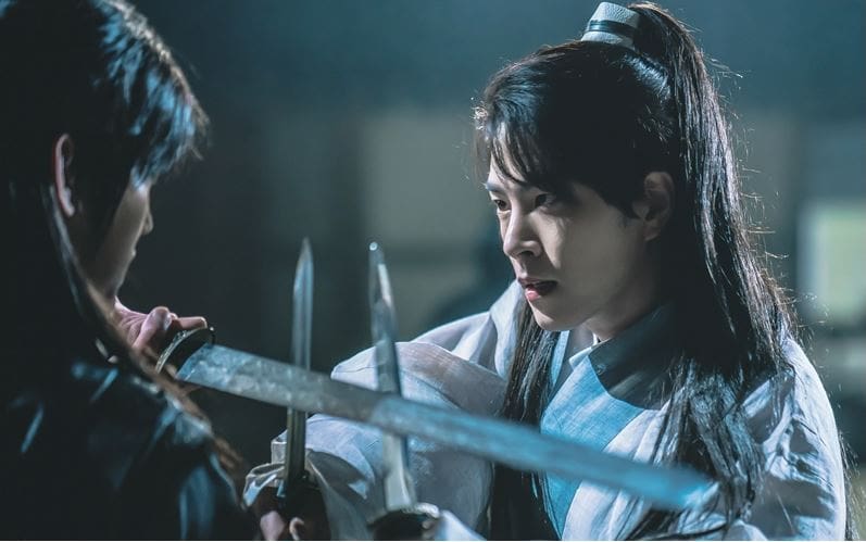 Tensions Rise In 'The King Loves' As Hong Jong Hyun And Man With The Snake Tattoo Clash In New Stills