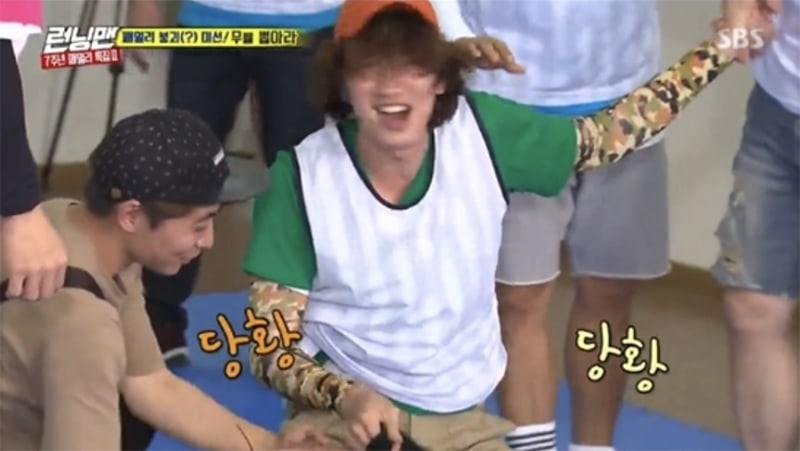 Lee Kwang Soo Hilariously Gets Mad At His Pants After They Keep Falling Down On 'Running Man'
