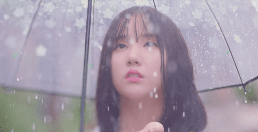 Update: GFRIEND Observes The 'Summer Rain' Fall In New Teaser