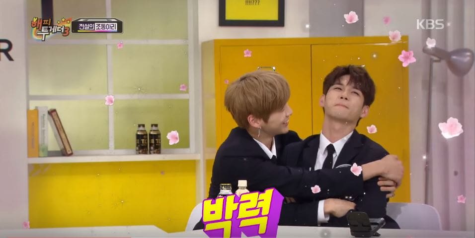 Kang Daniel memeluk Ong Sung Woo 