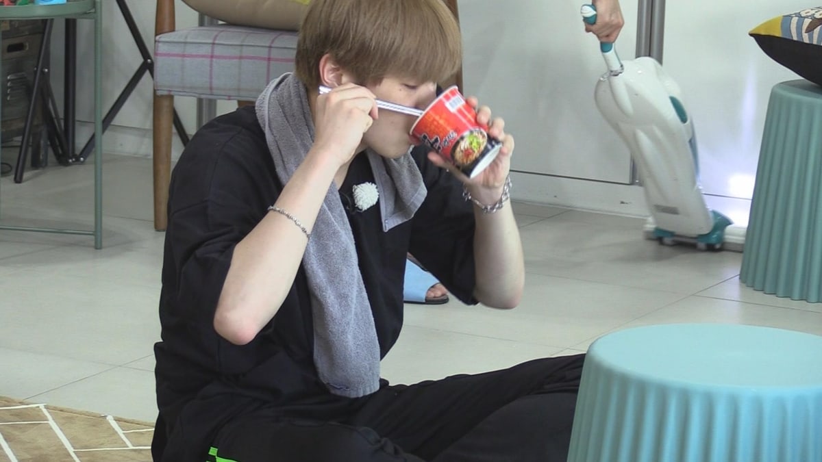 'It's Dangerous Beyond The Blankets' Releases New Cute Stills Of Wanna One's Kang Daniel