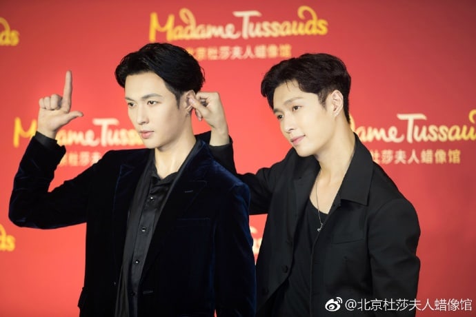 EXO's Lay Meets His Wax Figure At Madame Tussauds In Beijing