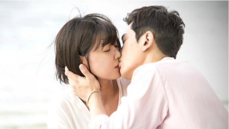 'Man Who Sets The Table' Reveals Kiss Scene Stills Of Girls' Generation's Sooyoung And On Joo Wan