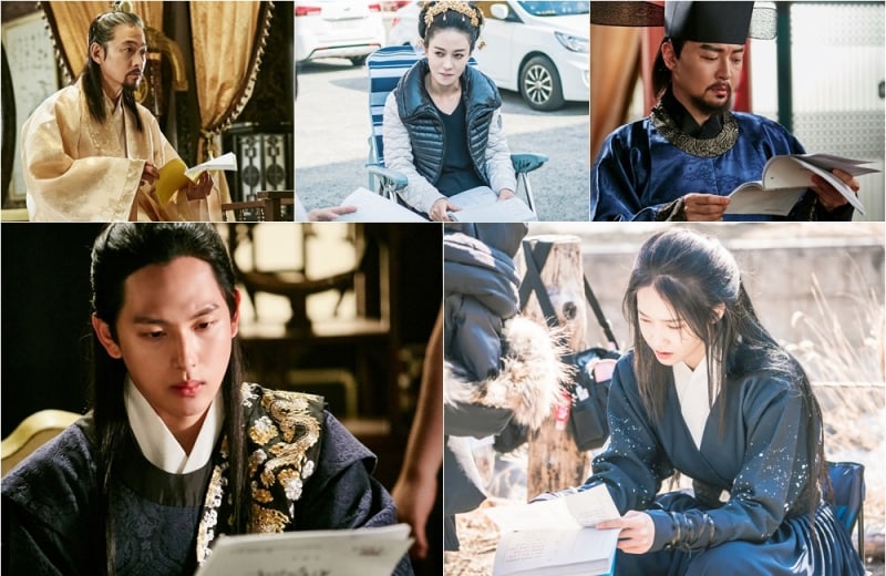 New Stills Of 'The King Loves' Show How Much The Cast Love Their Scripts