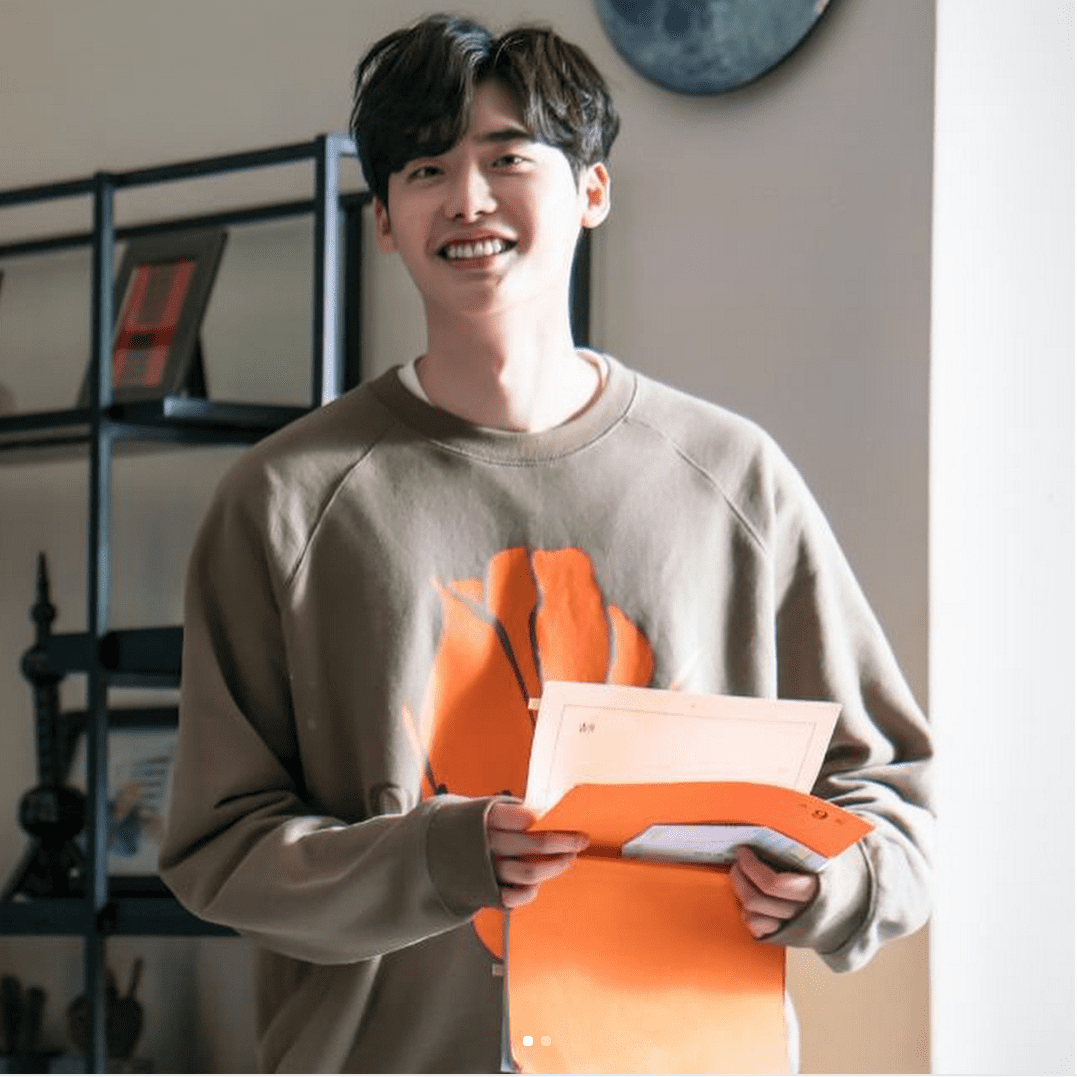 Lee Jong Suk Is Adorable Behind-The-Scenes On 'While You Were Sleeping' During Rehearsal