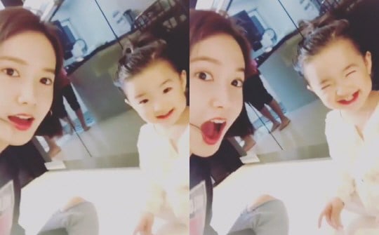Girls Generation S Yoona Adorably Plays With So Yi Hyun S Daughter Soompi