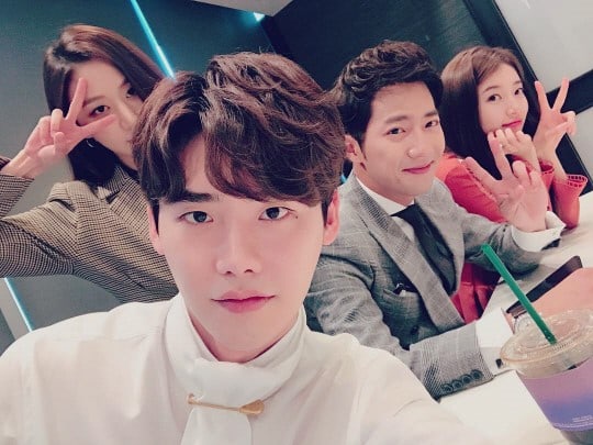 Lee Jong Suk Shares Selfie With Cast Of 'While You Were Sleeping' Ahead Of Premiere