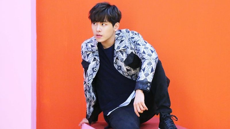 Hoya Catches Up With Fans In First Live Broadcast Since Departure From INFINITE