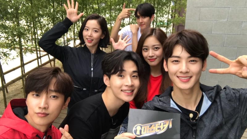 'Master Key' Releases Fun Group Photos Of 1st Episode Players