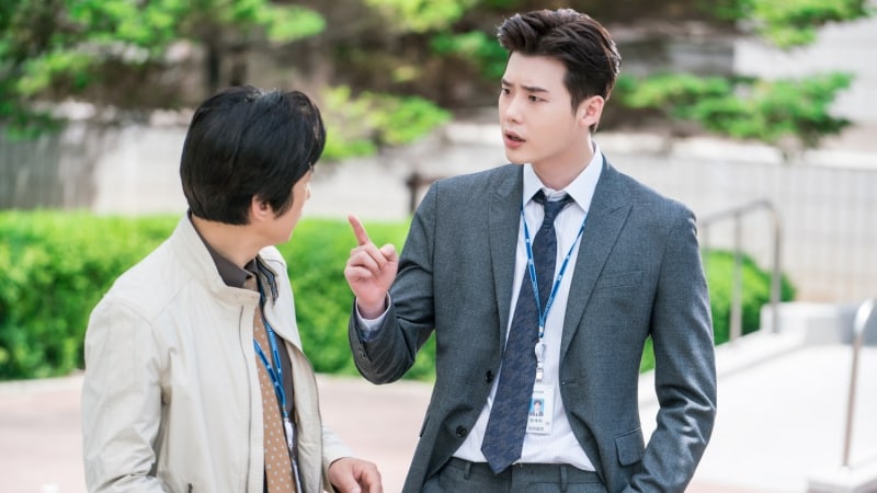 Lee Jong Suk And Kim Won Hae Team Up To Investigate In New Stills For 'While You Were Sleeping'