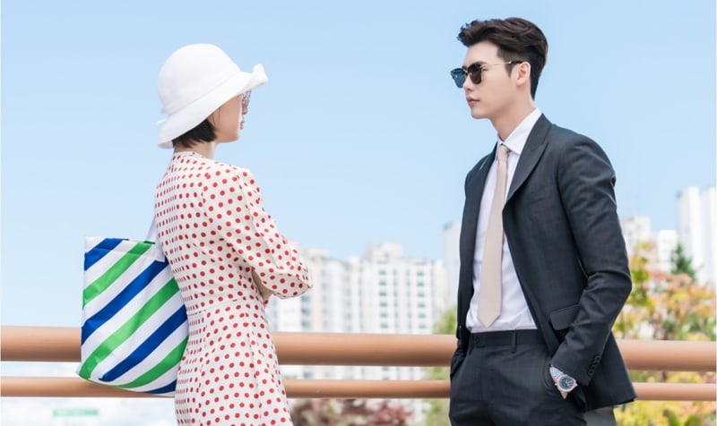 Lee Jong Suk And Suzy Dress Up For Vacation In 'While You Were Sleeping' Stills