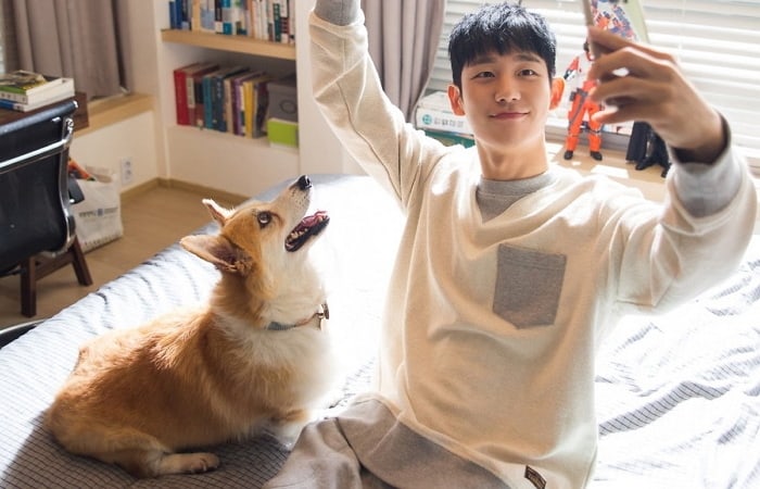 Jung Hae In And Robin Is The Most Adorable Duo In 'While You Were Sleeping' Behind-The-Scenes Photos