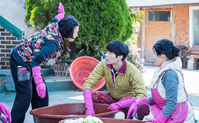 Lee Min Ki Makes Kimchi With Jung So Min's Family In New Stills For 'Because This Is My First Life'