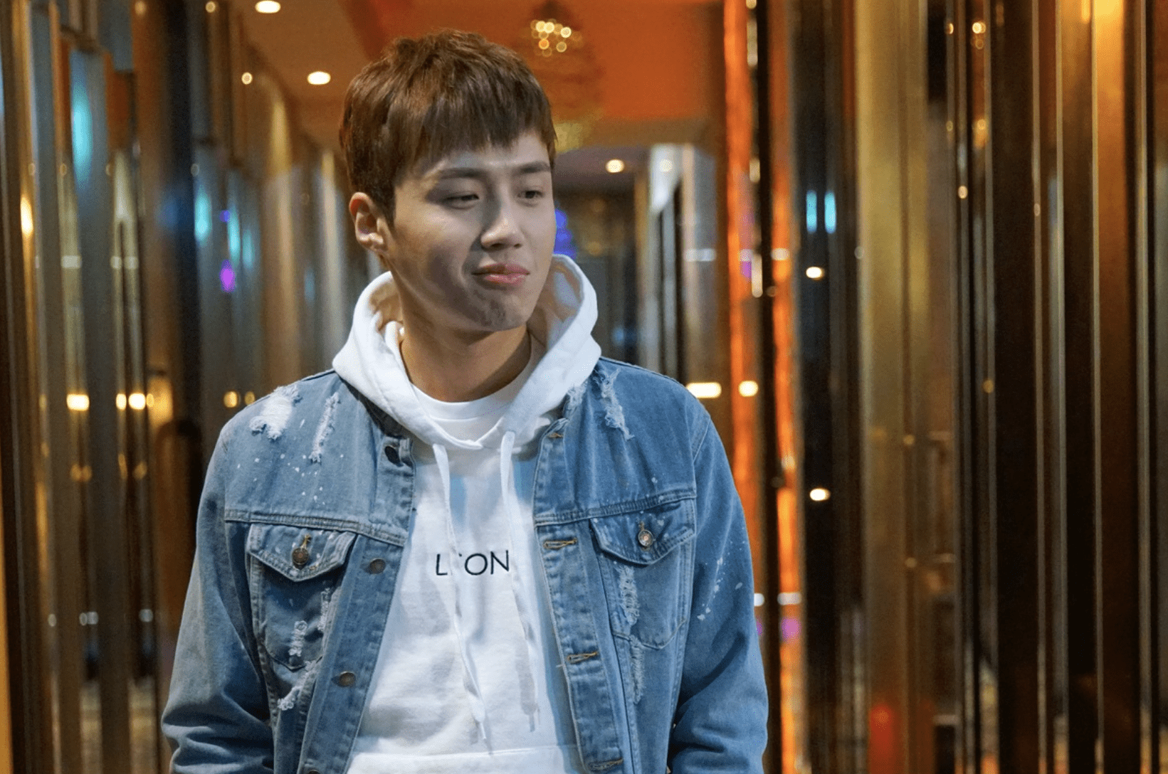 Kim Sun Ho Goes About His Day As A Conman In 'Two Cops' Stills
