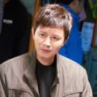 Kim Min Jong Is A Mysterious Link Between Jo Jung Suk And Hyeri In New “Two Cops” Stills