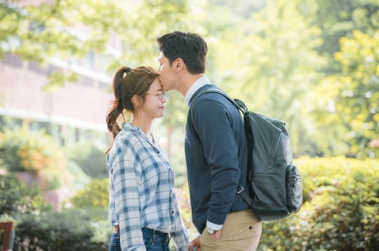 TVXQ's Yunho Gives Kyung Soo Jin A Sweet Peck In New Stills For 'Melo Holic'